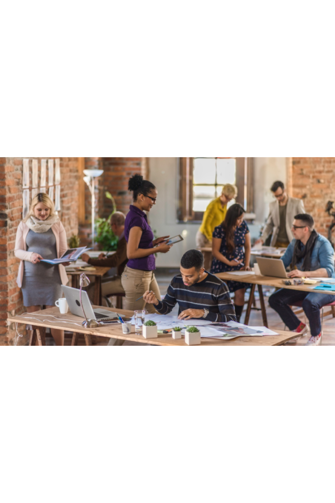 En ljus och modern coworking space med skrivbord, sittplatser och inspirerande arbetsmiljö