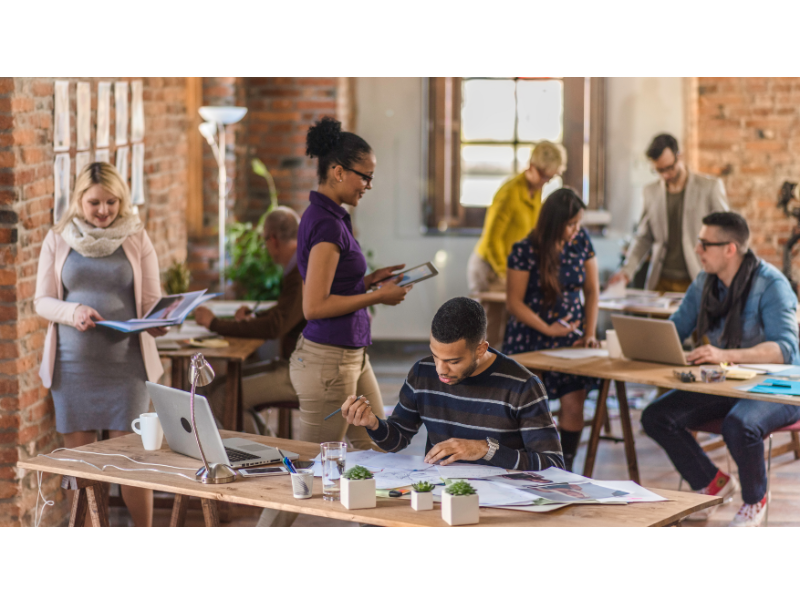 En ljus och modern coworking space med skrivbord, sittplatser och inspirerande arbetsmiljö