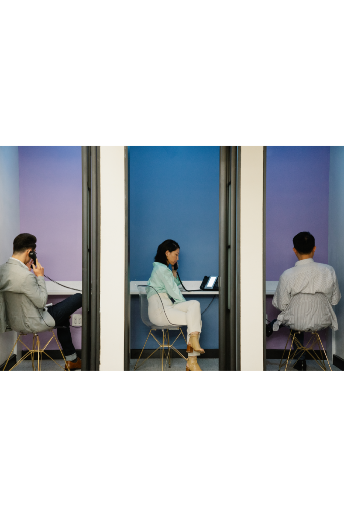 Bilden visar en mångfald av små kontorsmiljöer inom ett kontorshotell. Det finns olika typer av arbetsutrymmen