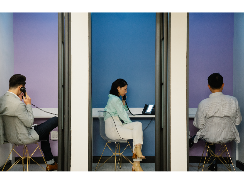 Bilden visar en mångfald av små kontorsmiljöer inom ett kontorshotell. Det finns olika typer av arbetsutrymmen