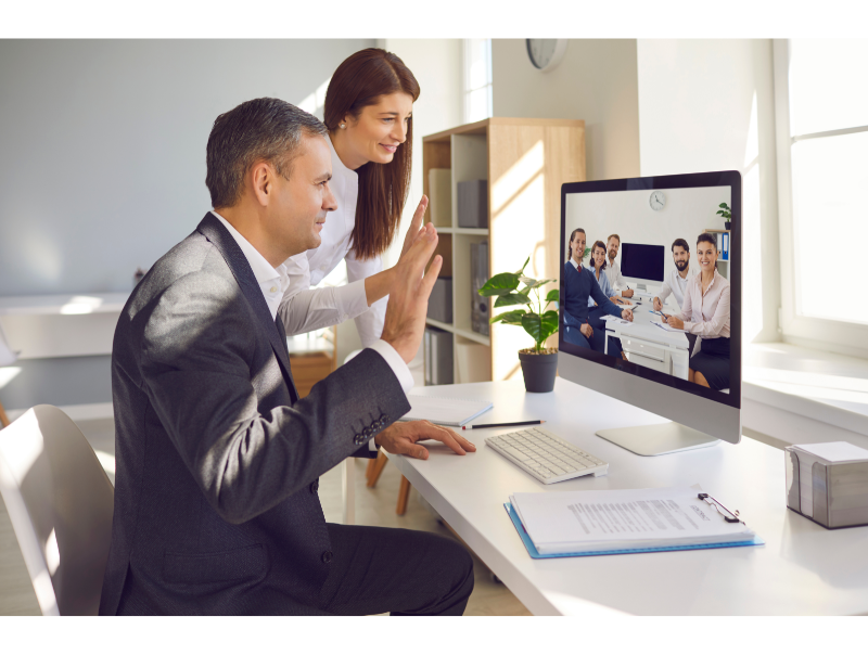 Två människor som har digitala möten