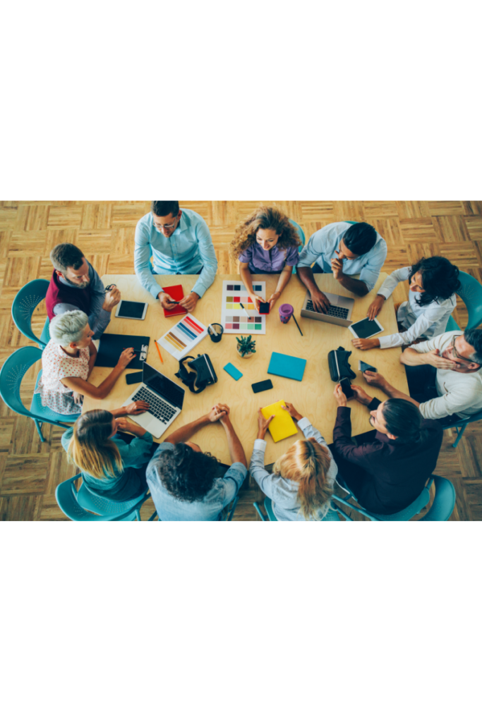 Grupp människor i möten som diskuterar och samarbetar kreativt