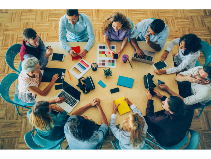 Grupp människor i möten som diskuterar och samarbetar kreativt